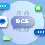 Um balão de bate-papo azul cercado por engrenagens 3D e pequenas bolhas de mensagens em um fundo azul claro.