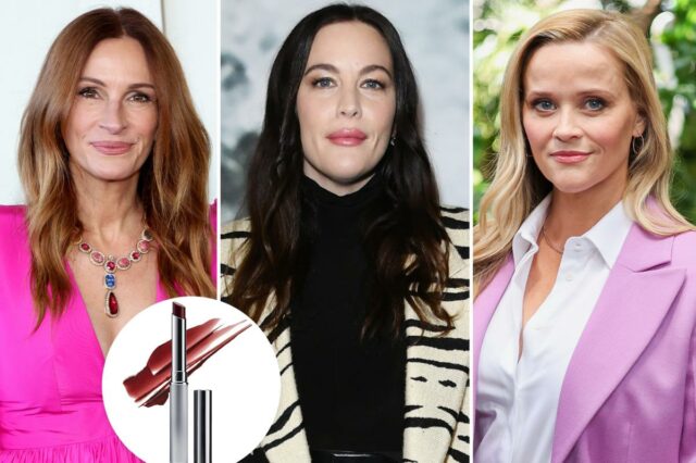 Um tubo aberto de batom vermelho, com a tampa ao lado, e uma listra de batom vermelho ao fundo.