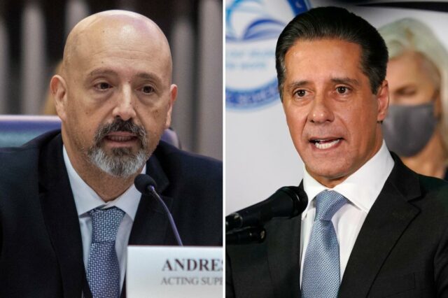 Superintendente interino Andres Chait falando em uma reunião especial do conselho do Distrito Escolar Unificado de Los Angeles.