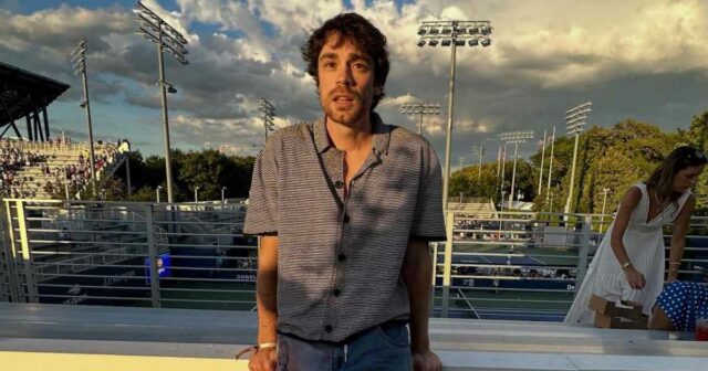 O influenciador imobiliário Caleb Simpson afirma que cresceu em um Dwayne Johnson nunca se reconciliou com o pai Rocky Johnson antes de sua morte