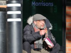 O irmão afastado de Cheryl, Andrew Tweedy, é visto ‘implorando por dinheiro e morando em uma barraca do lado de fora de um supermercado’ FOTO: O irmão afastado de Cheryl, Andrew Tweedy, foi visto 'implorando por dinheiro e morando em uma barraca do lado de fora de um supermercado Morrisons em Tyneside' na segunda-feira