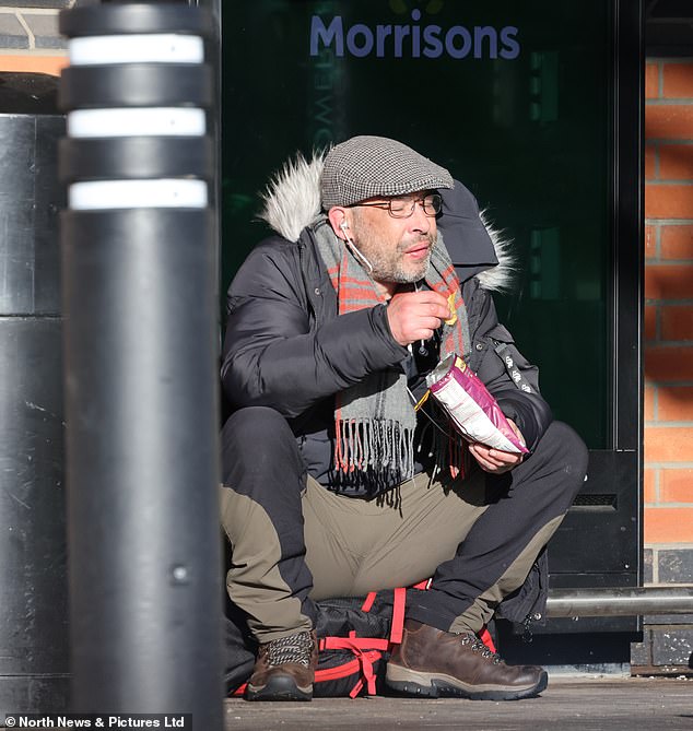O irmão afastado de Cheryl, Andrew Tweedy, é visto 'implorando FOTO: O irmão afastado de Cheryl, Andrew Tweedy, foi visto 'implorando por dinheiro e morando em uma barraca do lado de fora de um supermercado Morrisons em Tyneside' na segunda-feira
