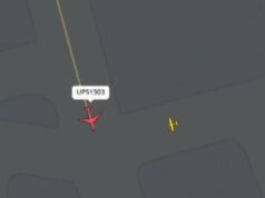 O jato da UPS quase colidiu com um avião no mesmo aeroporto de Kentucky, onde 14 pessoas morreram em um acidente enquanto o ATC grita: ‘O que você está fazendo?’ Ilustração de um rastreador de voo mostrando um avião vermelho (UPS1303) prestes a pousar perto de um avião amarelo na pista.