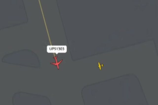 Ilustração de um rastreador de voo mostrando um avião vermelho (UPS1303) prestes a pousar perto de um avião amarelo na pista.