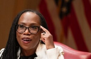 O juiz Jackson sugere que turistas estrangeiros se qualifiquem para a cidadania por direito de nascença porque têm ‘lealdade local’ aos EUA durante as férias O juiz Jackson sugere que turistas estrangeiros se qualifiquem para a cidadania por direito de nascença porque têm 'lealdade local' aos EUA durante as férias