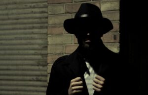 O juiz diz que a Casa Branca não pode ‘forçar’ a Apple a bloquear rastreadores ICE Juiz impede a Casa Branca de 'armar fortemente' a Apple para bloquear rastreadores ICE | A foto mostra uma figura sombria representando a multidão