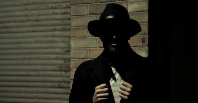 Juiz impede a Casa Branca de 'armar fortemente' a Apple para bloquear rastreadores ICE | A foto mostra uma figura sombria representando a multidão