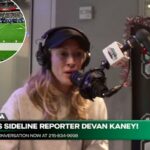 O repórter lateral dos Eagles, Devan Kaney, em um estúdio 94WIP.