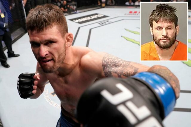 Tim Means comemora vitória por finalização no octógono do UFC.