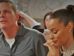 O marido da estrela de ‘RHONY’ Sai De Silva pede o divórcio após quase 9 anos de casamento Homem falando enquanto uma mulher olha para baixo com as mãos entrelaçadas.