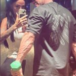 O marido de Katie Price, Lee Andrews, sofreu outra gafe estranha de IA depois de postar um clipe dele mesmo 'fazendo compras' na Marks & Spencer - apesar de ter sido proibido de deixar Dubai