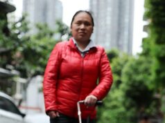 O melhor amigo do metal do homem? Pessoas com deficiência visual testam cães-guia robôs Um cão-guia-robô auxilia uma mulher com deficiência visual em Chengdu, China