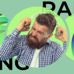 Ilustração mostrando o logotipo do YouTube Music à esquerda e o logotipo do Spotify à direita, conectados por uma seta grande, com vários fones de ouvido flutuando em um fundo azul.