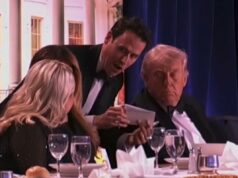 O mentalista Oz Pearlman revela o truque que estava realizando no WHCD antes dos tiros dispararem O mentalista Oz Pearlman revela o truque que estava realizando no WHCD antes dos tiros dispararem