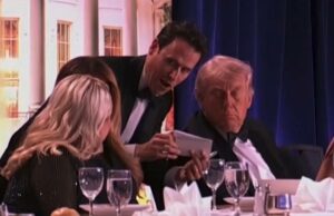 O mentalista Oz Pearlman revela o truque que estava realizando no WHCD antes dos tiros dispararem O mentalista Oz Pearlman revela o truque que estava realizando no WHCD antes dos tiros dispararem