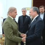 O ministro das Relações Exteriores do Irã, Abbas Araghchi, e o primeiro-ministro do Paquistão, Shehbaz Sharif, se reúnem no Paquistão