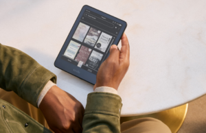 O modo escuro está chegando aos leitores eletrônicos Kindle Colorsoft – além de Smart Shapes adicionados aos notebooks Kindle Um Kindle Scribe Colorsoft no modo escuro.