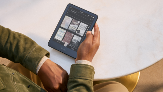 Um Kindle Scribe Colorsoft no modo escuro.