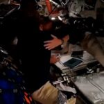 O momento em que a tripulação do Artemis II homenageou a falecida esposa de seu colega astronauta