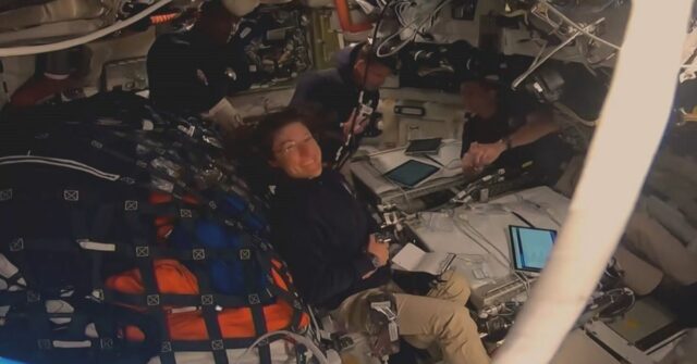 O momento em que a tripulação do Artemis II quebrou O momento em que a tripulação do Artemis II quebrou o recorde da história