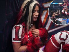 O momento não poderia ser mais certo para o próximo capítulo AEW de Mercedes Mone Mercedes Mone está em um ringue de luta livre, vestindo uma roupa vermelha e branca com braçadeiras felpudas e um cinto de campeonato na cintura.