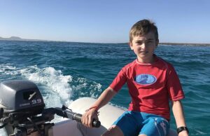 O motorista da lancha que matou o menino britânico de 14 anos no Taiti durante uma viagem ao redor do mundo não tinha licença e estava em alta velocidade, apurou o inquérito Eddie Jarman, um músico talentoso, (foto) estava verificando a âncora do iate de sua família na costa de Moorea, perto do Taiti, em 2020