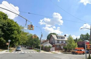 O motorista de Nova York que atacou aleatoriamente 5 estranhos estava trabalhando para a Amazon durante uma violência descontrolada Um entregador uniformizado da Amazon passa por um veículo de entrega da Amazon.