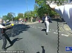 O nível de ameaça terrorista no Reino Unido é elevado para ‘grave’ após os esfaqueamentos de Golders Green – o que significa que o ataque é ‘altamente provável’ A polícia teve que dar um choque no faca em Golders Green depois que dois judeus foram esfaqueados no ataque terrorista. Ambos estão agora em condição estável