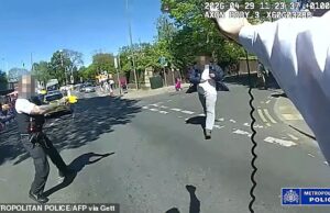 O nível de ameaça terrorista no Reino Unido é elevado para ‘grave’ após os esfaqueamentos de Golders Green – o que significa que o ataque é ‘altamente provável’ A polícia teve que dar um choque no faca em Golders Green depois que dois judeus foram esfaqueados no ataque terrorista. Ambos estão agora em condição estável