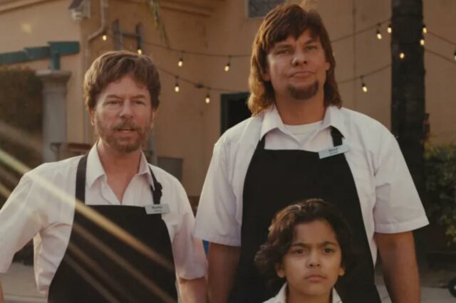 O novo filme deliciosamente rude de David Spade é um lembrete de que não há problema em rir de piadas sobre tudo e todos
