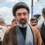 O primeiro-ministro do Paquistão, Shehbaz Sharif, reúne-se com o presidente do Parlamento iraniano, Mohammad Bagher Ghalibaf, antes das negociações de paz em Islamabad, Paquistão - Gabinete do Parlamento iraniano/WANA/Reuters