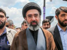 O novo líder supremo do Irão não está em lado nenhum. Isso pode estar ajudando o regime a sobreviver O primeiro-ministro do Paquistão, Shehbaz Sharif, reúne-se com o presidente do Parlamento iraniano, Mohammad Bagher Ghalibaf, antes das negociações de paz em Islamabad, Paquistão - Gabinete do Parlamento iraniano/WANA/Reuters