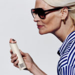 uma imagem invertida de uma mulher usando o dyson hushjet mini cool