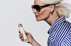 O novo ventilador portátil HushJet Mini Cool da Dyson custa apenas US $ 99 uma imagem invertida de uma mulher usando o dyson hushjet mini cool