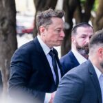 O pai de Elon Musk afirma que o CEO da Tesla e seu irmão detêm BTC