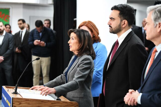 O pied-à-terre-tax pivot de Hochul mostra Mamdani IS puxando-a para a extrema esquerda
