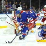 Noah Laba, nº 42 do New York Rangers, chuta a gol durante o primeiro período, quando o New York Rangers jogou contra o Washington Capitals no domingo, 12 de outubro de 2025.