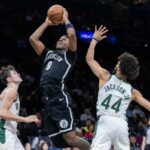 EJ Liddell, que marcou 21 pontos, a melhor marca do jogo, chutou AJ Green (20) e Andre Jackson Jr. (44) durante a vitória do Nets por 96-90 sobre o Bucks em 7 de abril de 2026 no Barclays Center.
