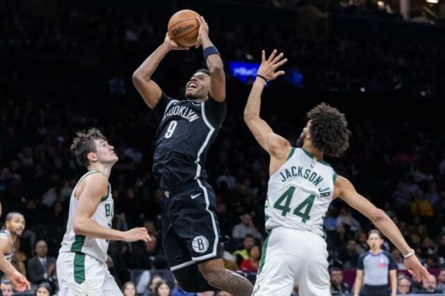O plano de tanque do Nets corre mais perigo depois EJ Liddell, que marcou 21 pontos, a melhor marca do jogo, chutou AJ Green (20) e Andre Jackson Jr. (44) durante a vitória do Nets por 96-90 sobre o Bucks em 7 de abril de 2026 no Barclays Center.