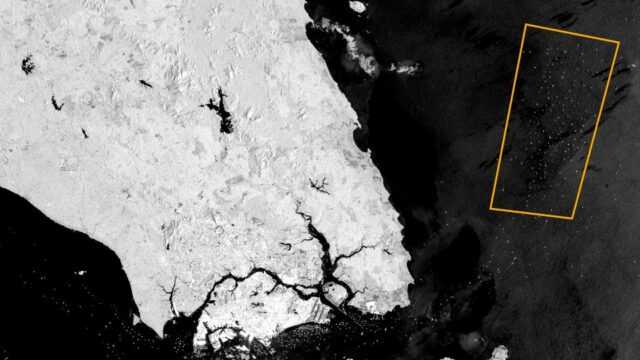 Imagens de satélite do Radar de Abertura Sintética (SAR) mostram navios dentro do Limite Oriental do Porto Externo, na costa da Malásia, em 18 de abril de 2026. - Sentinel 1/Agência Espacial Europeia