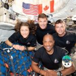 A tripulação do Artemis II da NASA, a especialista em missões Christina Koch, o especialista em missões Jeremy Hansen, o comandante Reid Wiseman e o piloto Victor Glover