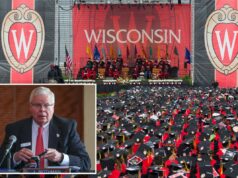 O presidente da Universidade de Wisconsin se recusa a renunciar depois que os regentes pedem que ele renuncie ou seja demitido Jay Rothman, presidente do Sistema da Universidade de Wisconsin, vestindo terno e gravata vermelha, está sentado a uma mesa com um microfone e uma lata de Pepsi.