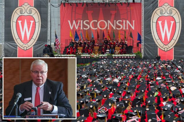 Jay Rothman, presidente do Sistema da Universidade de Wisconsin, vestindo terno e gravata vermelha, está sentado a uma mesa com um microfone e uma lata de Pepsi.