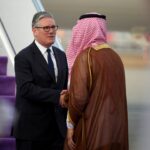 O primeiro-ministro do Reino Unido, Keir Starmer, visita o Golfo para reforçar o “frágil” cessar-fogo EUA-Irã