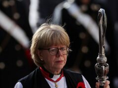 O principal bispo da Igreja da Inglaterra apoia o Papa Leão depois que ele condenou ‘um punhado de tiranos’ que assolam o mundo em repreensão a Donald Trump Dame Sarah Mullaly apoiou o Papa Leão XIV hoje depois de ele ter condenado “um punhado de tiranos” que assolam o mundo numa repreensão selvagem a Donald Trump