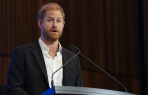 O príncipe Harry ainda se identifica como membro da realeza após a redução de cargo em 2020? Tudo o que o príncipe Harry disse sobre a reconciliação com a família real - 'O perdão é 100 por cento uma possibilidade' - 891 culto religioso no dia de Natal, Sandringham, Norfolk, Reino Unido - 25 de dezembro de 2017