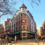 O Ivy tem sido um ponto de encontro para a elite da capital e até recebeu estrelas do palco, incluindo Laurence Olivier e Vivien Leigh, no seu apogeu de meados do século.