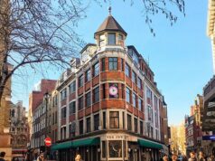 O proprietário da Ivy, Richard Caring, apelidado de ‘Rei de Mayfair’, vende seu império de restaurantes ao xeque de Abu Dhabi em um negócio de £ 1,4 bilhão O Ivy tem sido um ponto de encontro para a elite da capital e até recebeu estrelas do palco, incluindo Laurence Olivier e Vivien Leigh, no seu apogeu de meados do século.