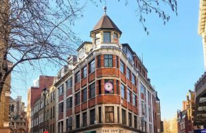 O proprietário da Ivy, Richard Caring, apelidado de ‘Rei de Mayfair’, vende seu império de restaurantes ao xeque de Abu Dhabi em um negócio de £ 1,4 bilhão O Ivy tem sido um ponto de encontro para a elite da capital e até recebeu estrelas do palco, incluindo Laurence Olivier e Vivien Leigh, no seu apogeu de meados do século.