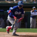 O outfielder dos Dodgers, Ryan Ward, que está recebendo sua primeira convocação para a MLB aos 28 anos, acerta um RBI duplo durante um jogo de treinamento de primavera contra os A's em 8 de março de 2025.